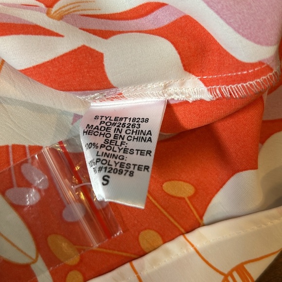 Entro puff sleeve top small NWT - Picture 3 of 4